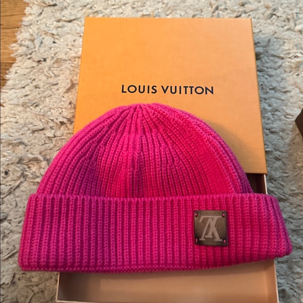 Louis Vuitton
Upside-Down Logo Wool Knit Beanie - Picture 11 of 15
